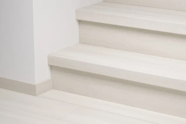 Quick-Step QSSTRBSIG - 04757 : Couvre-marches en stratifié - Capture Chêne blanc premium 1341x143x59 mm