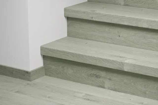 Quick-Step QSSTRBIM - 03558 : Couvre-marches en stratifié - Impressive Chêne tendre gris 1341x120x59 mm
