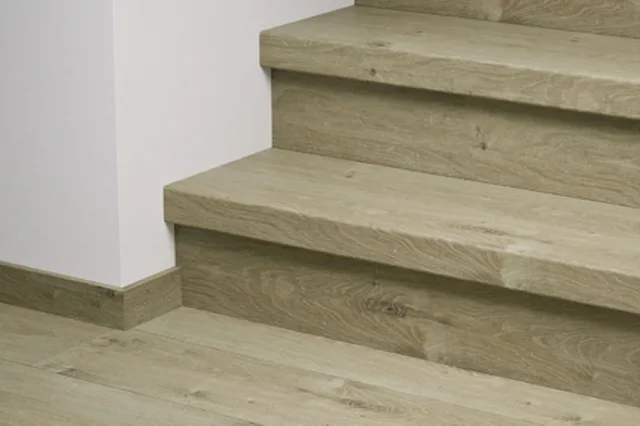 Quick-Step QSSTRBIM - 03557 : Couvre-marches en stratifié - Impressive Chêne tendre marron clair 1341x120x59 mm