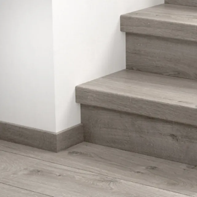 Quick-Step QSVSTRBMP - 40202 : Recouvrement d’escalier en vinyle – Bloom Chêne cosy coton gris 1484x143x54 mm
