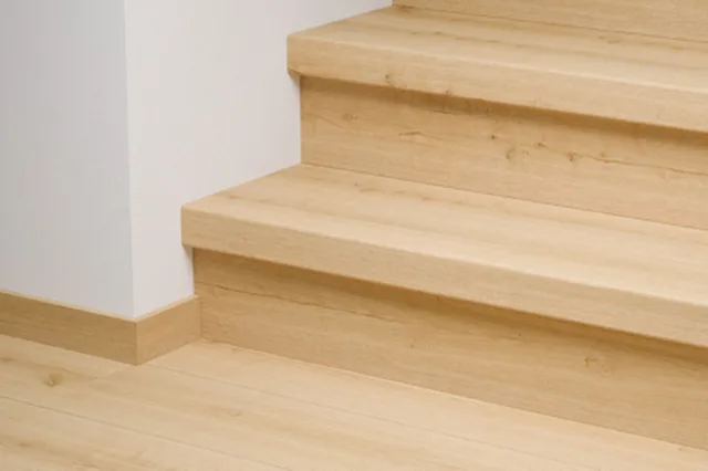 Quick-Step QSSTRBIM - 08255 : Couvre-marches en stratifié - Impressive Chêne amande 1341x120x59 mm