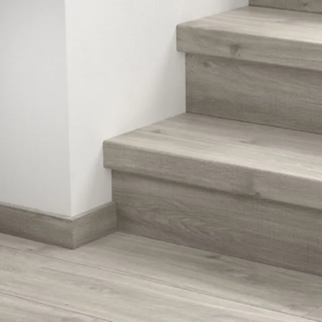 Quick-Step QSVSTRBSP - 40030 : Recouvrement d’escalier en vinyle – Blos Chêne canyon gris avec traits de scie 1243x127x54 mm