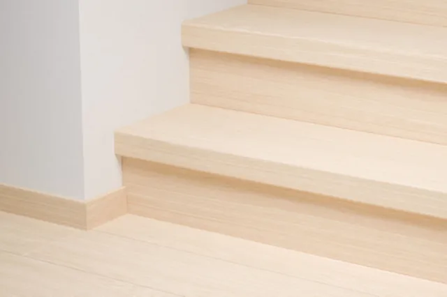 Quick-Step QSSTRBIM - 08258 : Couvre-marches en stratifié - Impressive Chêne Ivoire 1341x120x59 mm