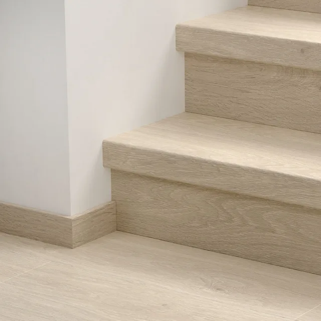 Quick-Step Recouvrement Escalier Vinyle Bloom Chêne Brise Marine Beige 1484x143x54 mm - Biemar Bois