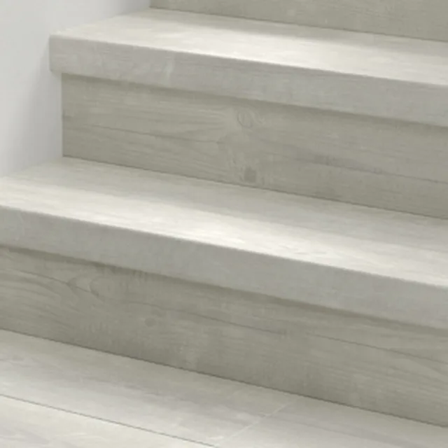 Quick-Step QSVSTRBMP - 40204 : Recouvrement d’escalier en vinyle – Bloom Pin des neiges 1484x143x54 mm
