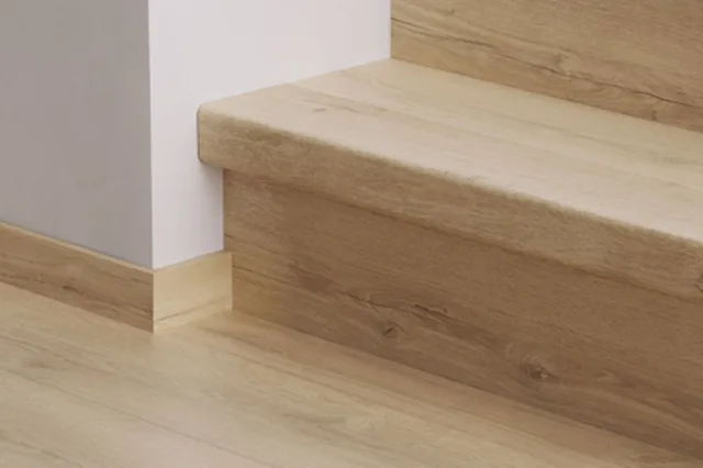 Quick-Step QSSTRBEL - 00896 : Couvre-marches en stratifié - Eligna Chêne verni naturel 1345x88x59 mm