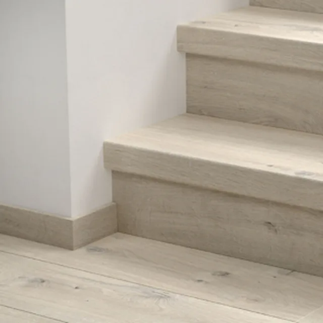Quick-Step QSVSTRBMP - 40200: Vinyl-Treppenverkleidung – Bloom Weiße Baumwoll-Eiche 1484x143x54 mm