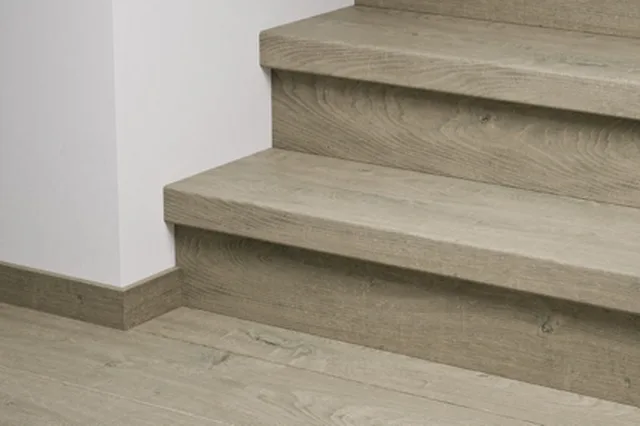 Quick-Step QSSTRBSIG - 04751 : Couvre-marches en stratifié - Capture Chêne marron patiné 1341x143x59 mm