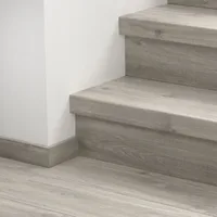 Quick-Step QSVSTRBSP - 40030 : Recouvrement d’escalier en vinyle – Blos Chêne canyon gris avec traits de scie 1243x127x54 mm