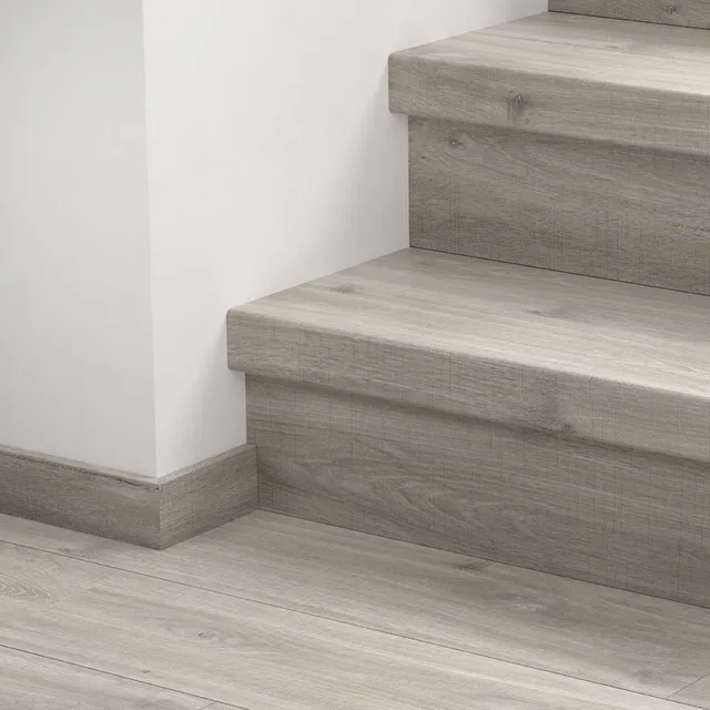 Quick-Step QSVSTRBSP - 40030 : Recouvrement d’escalier en vinyle – Blos Chêne canyon gris avec traits de scie 1243x127x54 mm